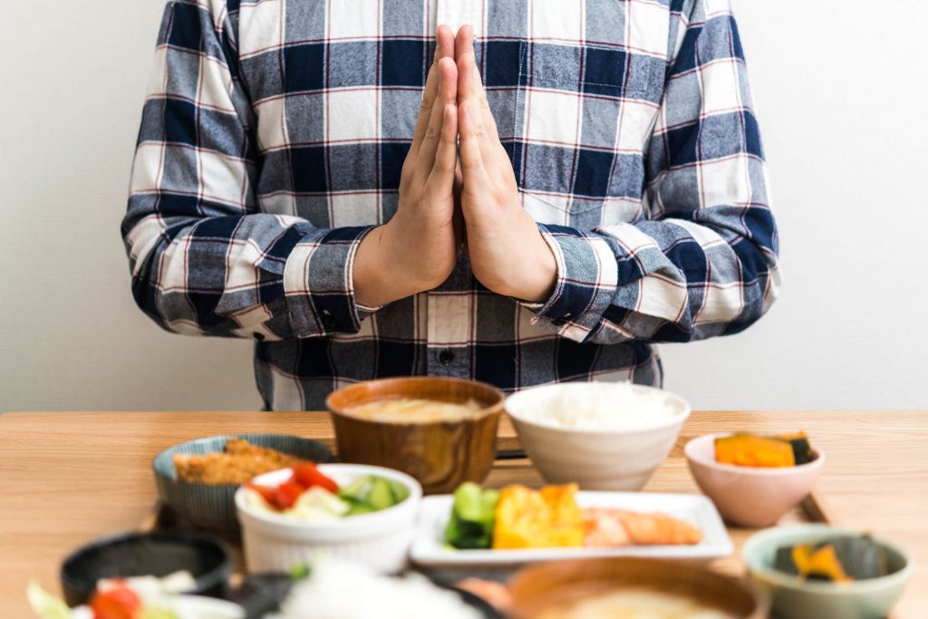 インプラントの手術後どのぐらいから可能?(食事・飲酒・タバコ・仕事・歯磨き・旅行)