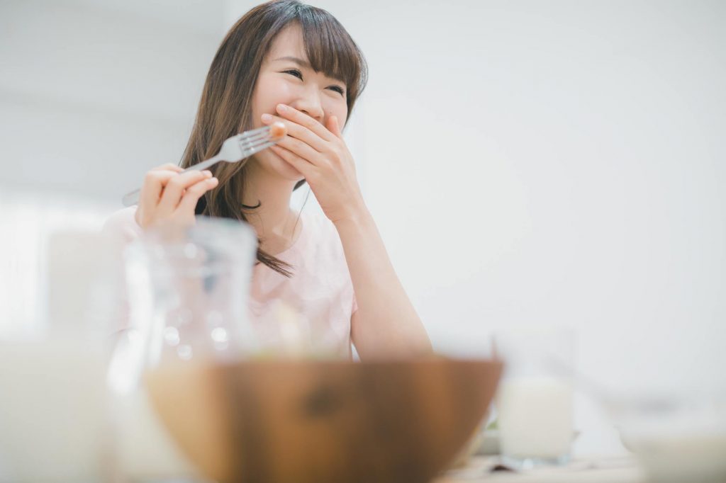 マウスピース矯正時にマウスピースを付けたまま食事は可能?