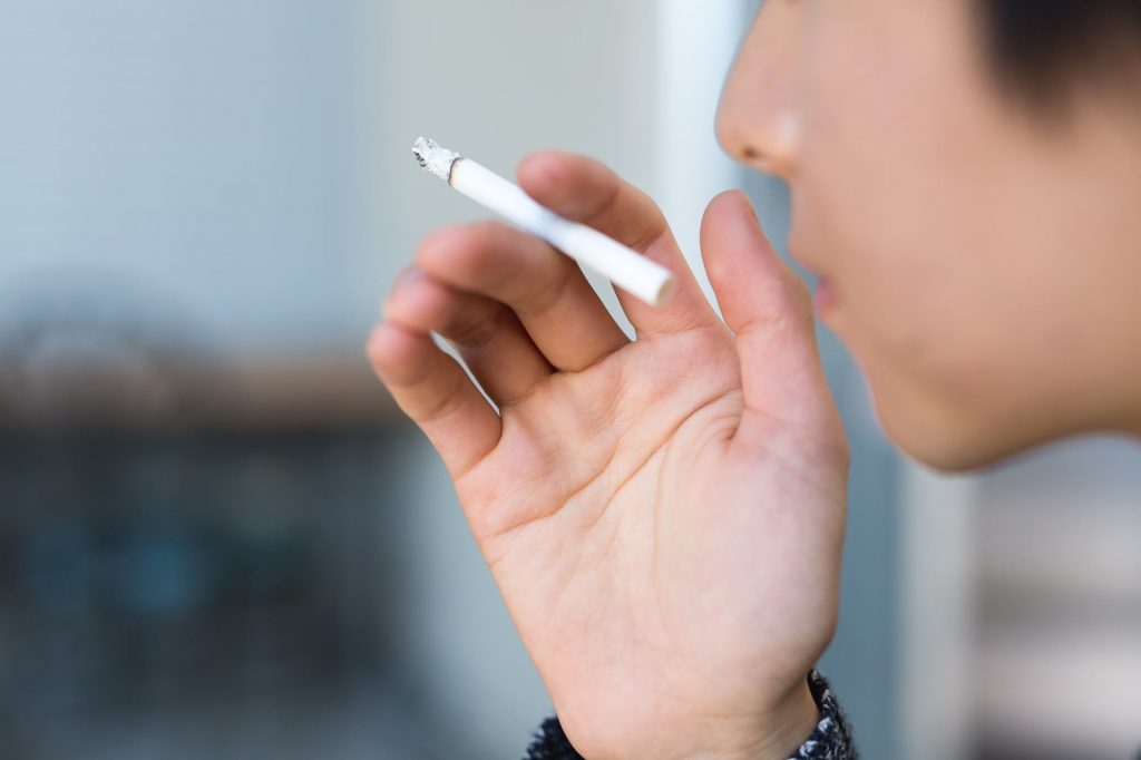 インプラントとタバコの関係とは?治療への影響はある?